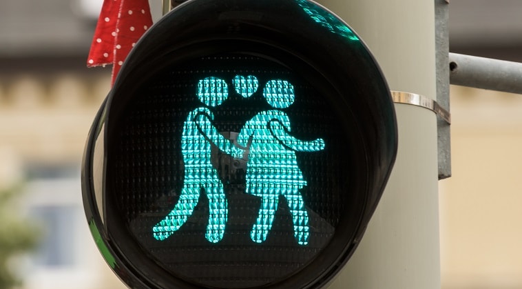 Traffic signal couple