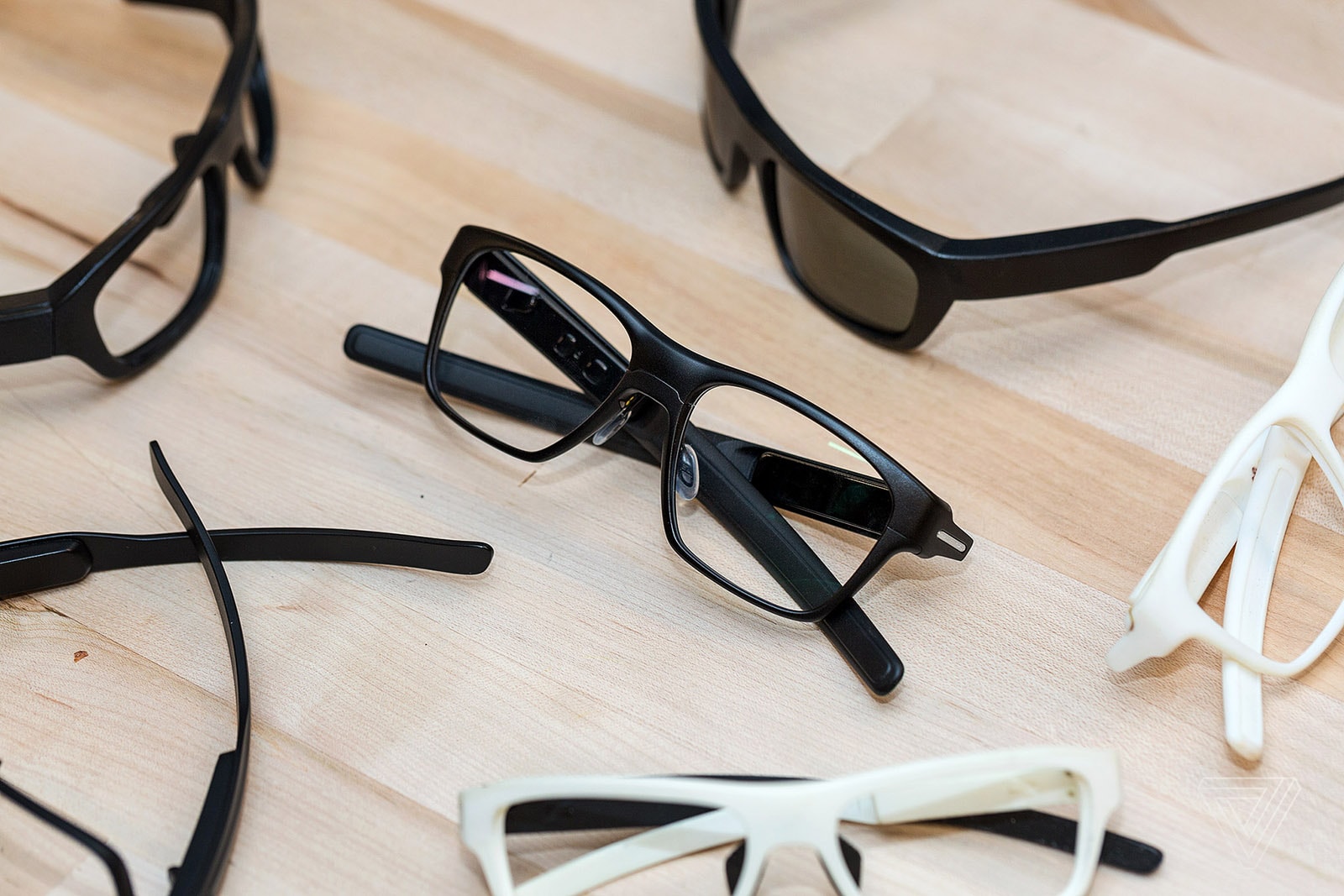 Intel’s smart glasses assures you skip nothing important Trending