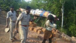 Karnataka cops carry a dead body down a hill as locals deny refusing help